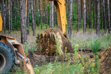 挖掘机用水桶挖地进行开挖工程图片