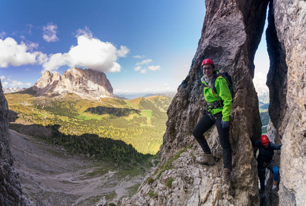 意大利白云岩的两位年轻的迷人的女登山者，俯瞰着兰科菲尔和帕索萨拉的全景。