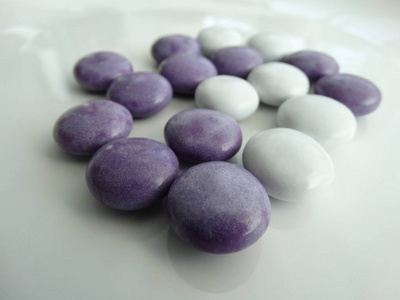 白色和紫色的药丸