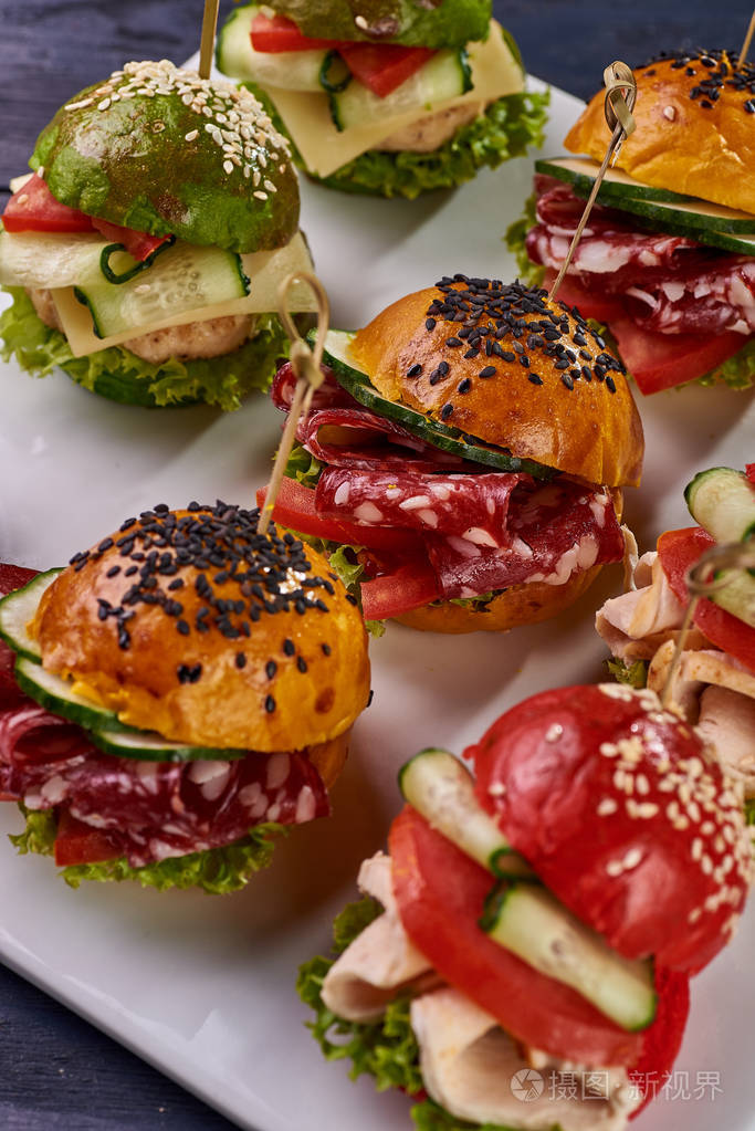 小吃的形式是三明治,在一个方形盘子上有不同的填充物.