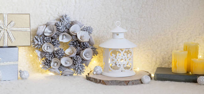 带有花环灯笼礼物和蜡烛的白色圣诞装饰品节日装饰品