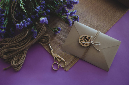 手工制作的结婚卡纸制工艺带花的紫色背景