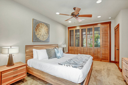 舒适的主卧室内部配有大木床和床头板。 西北美国