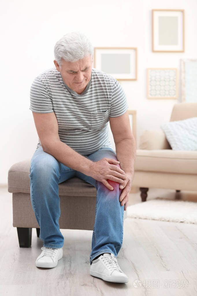 家中膝关节疼痛的老人