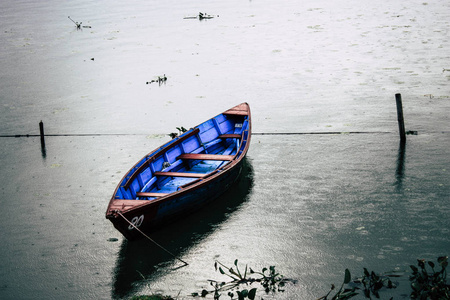 上午在尼泊尔波克哈拉的菲瓦湖特写一艘传统的尼泊尔船