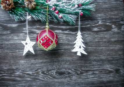 圣诞节和新年作文。松树锥, 云杉。木制白色背景上的树枝, 顶部视图
