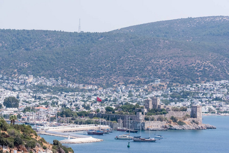 鸟瞰圣彼得城堡Bodrum城堡和海军陆战队与游艇在一个Bodrum港口。流行的目的地在土耳其。