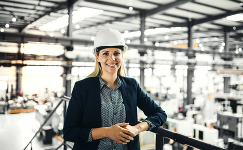 一位工业女工程师在工厂里的画像