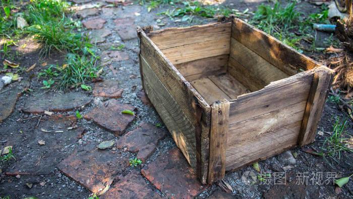 后院地上的空盒子