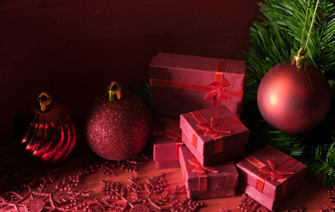 带有装饰和礼品盒的圣诞背景木红板