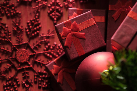 带有装饰和礼品盒的圣诞背景木红板