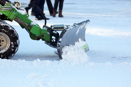 街道在特殊机械的帮助下清扫城市的积雪