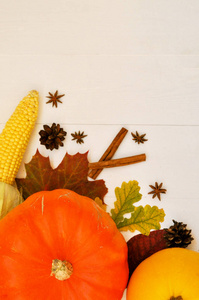黄色和橙色南瓜和玉米，秋季装饰在木制背景，收获秋天和感恩节主题。