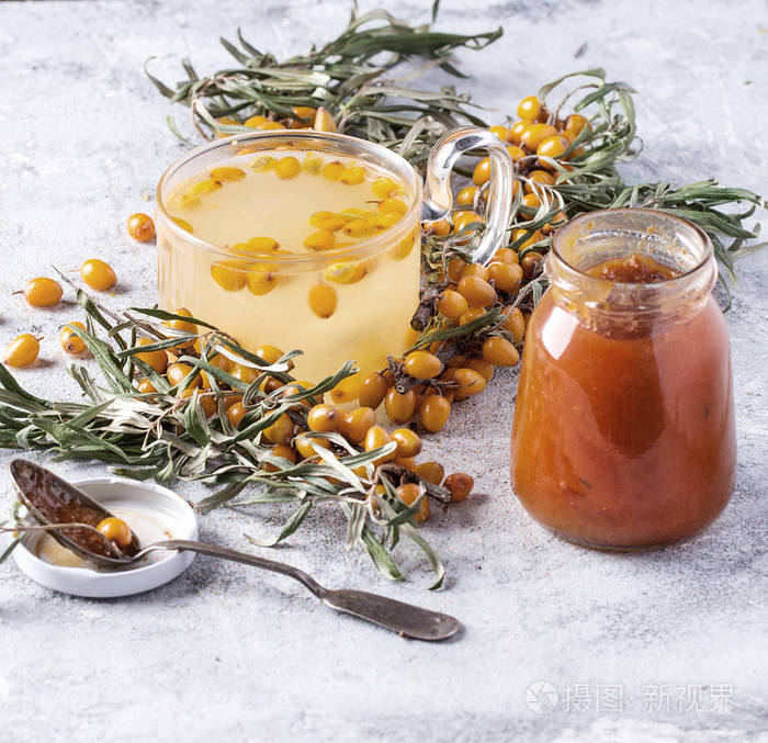 家里用沙棘浆果做的茶,在石板上加了沙棘果酱.