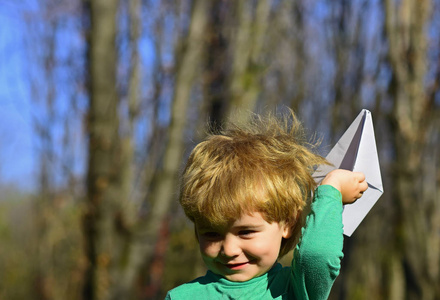 孩子玩的纸飞机玩具户外。小孩子梦想飞行。在我想象的波浪上