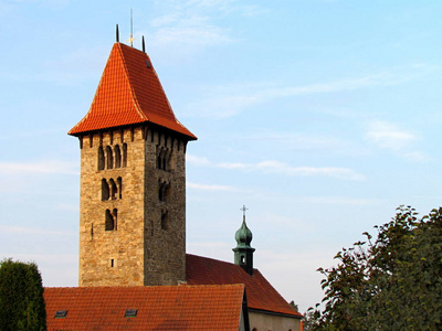 罗马式塔楼和部分屋顶的乡村教堂在 Chrenovice, 水平拍摄