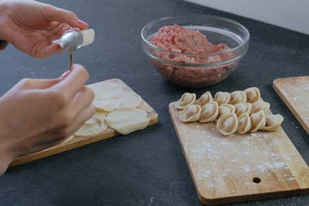 女人用肉做饺子, 特写手