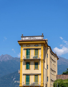 科莫湖附近的老酒店。 背景上的山脉。 意大利