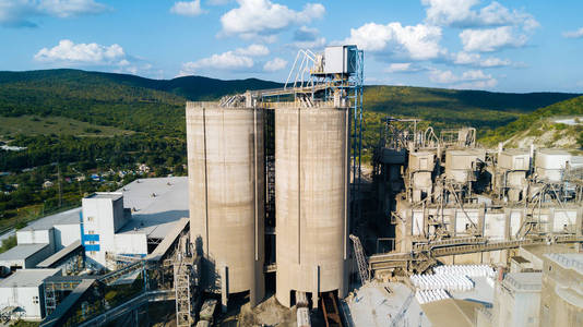 水泥生产厂鸟瞰图.工厂,钢管,巨人的建筑概念照片