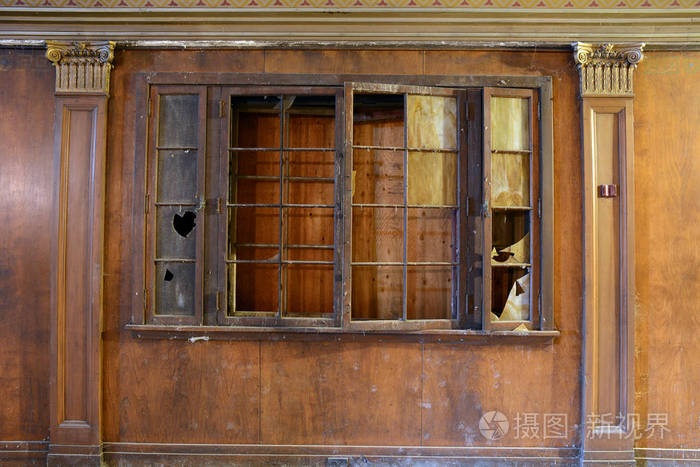 在一座废弃的旧建筑里用木板砌成的窗户