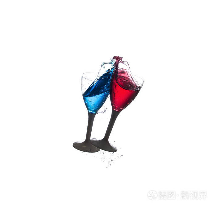 酒杯与红蓝液体碰撞