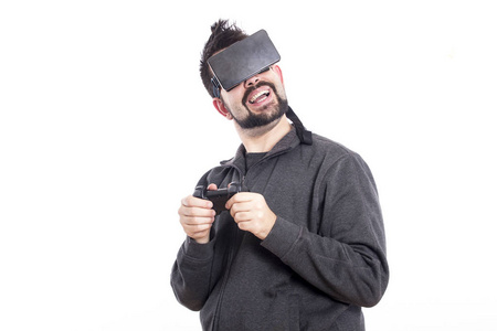 在白色工作室戴VR眼镜的玩家使用游戏操纵杆