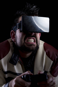 黑暗中戴着VR眼镜的战士