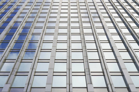 现代城市商务大厦摩天大楼的底部玻璃灰色方形窗户。 后退的视角向前和向上移动。 办公楼窗口的底部视图关闭。