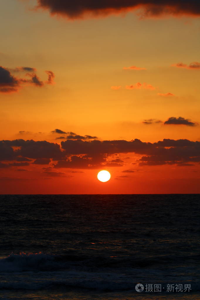 太阳在地中海的地平线上落下结束了一天