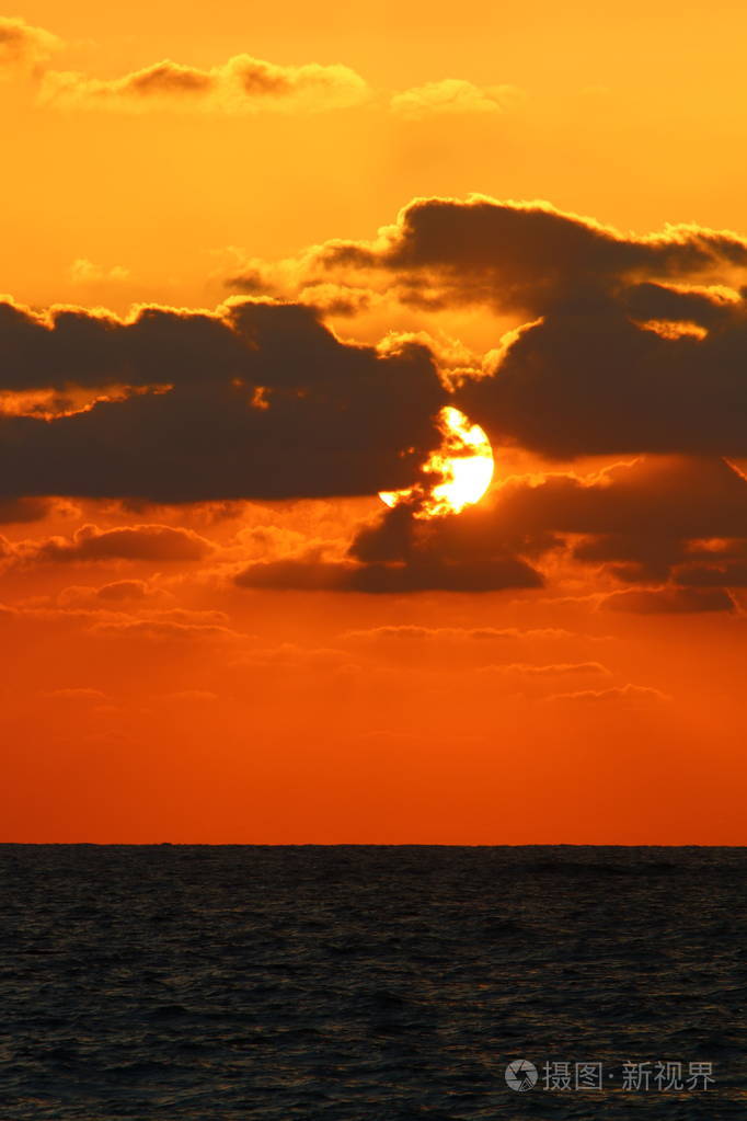 太阳在地中海的地平线上落下结束了一天