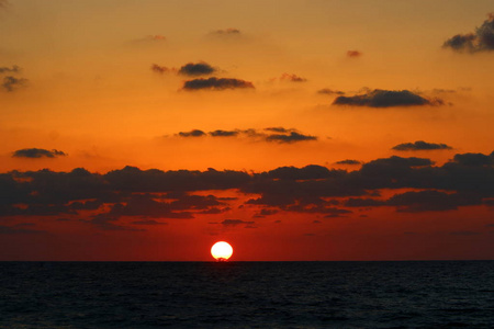 太阳在地中海的地平线上落下,结束了一天照片