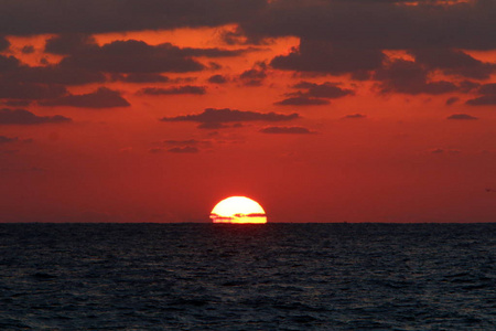 太阳在地中海的地平线上落下，结束了一天