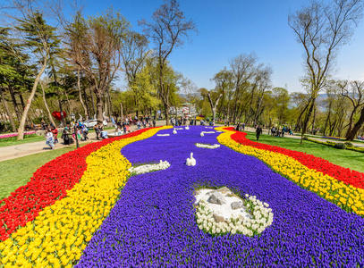 埃米尔根公园的传统郁金香节，一个位于萨里耶区的历史城市公园。游客和当地人参观并度过了2017年4月time.istanbultu