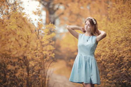 年轻女孩在秋天散步