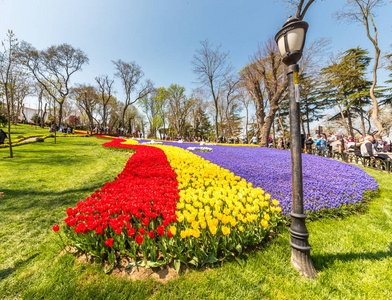 埃米尔根公园的传统郁金香节，一个位于萨里耶区的历史城市公园。游客和当地人参观并度过了2017年4月time.istanbultu