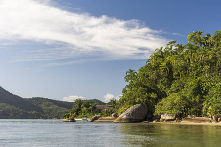 巴西里约热内卢南部SacoDamangua Paraty CostaVerde地区美丽荒芜的热带海滩景观