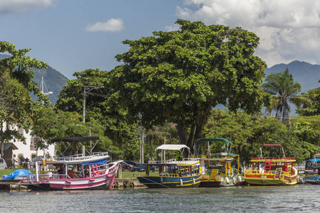 帕拉特运河与当地旅游船科斯塔韦德地区里约热内卢南部巴西