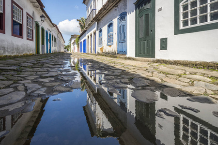 巴西里约热内卢南部历史名城帕拉特科斯塔韦尔德地区的殖民地建筑，水池上有倒影