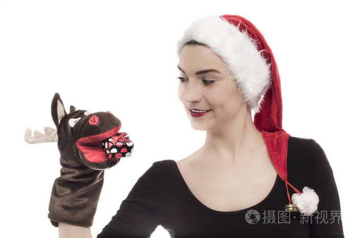 一位穿着白色衣服过新年的快乐年轻女子