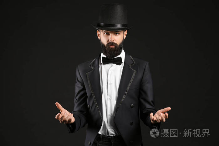 黑暗背景下的男魔术师照片 正版商用图片12w1ie 摄图新视界 黑暗背景下的男魔术师照片 正版商用图片12w1ie 摄图新视界