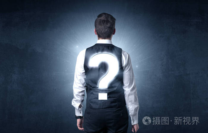 人站立与在他背上的问号