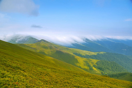 多云山脉的全景。 乌克兰喀尔巴阡山脉欧洲