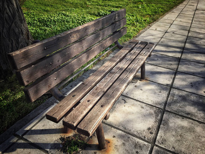 公园里的一张空木凳