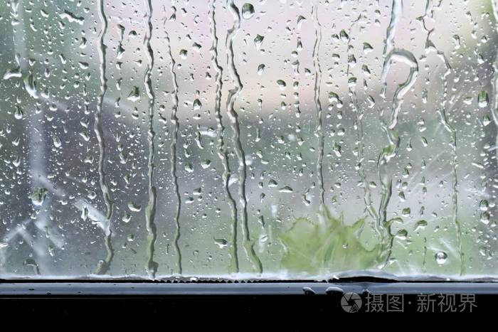 背景雨滴在窗户玻璃上新鲜