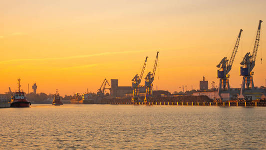 日落时在金星河河口港口的船只。