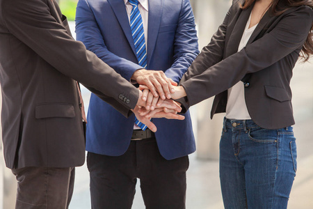 商人们穿西装,做一个拳头泵后,好交易. 商业成功和团队合作理念.照片