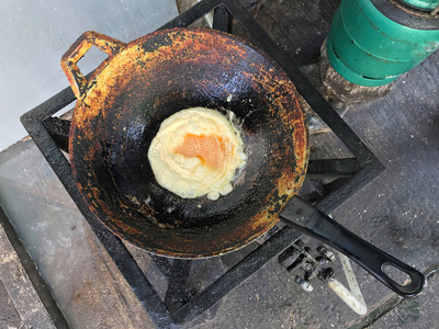煎蛋卷在煎蛋盘中，蛋白质来自鸡蛋蛋盘蛋的营养
