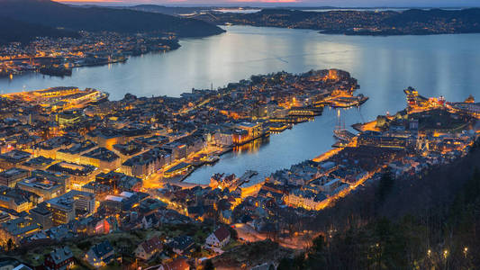 日落时从FloyenBergen挪威的Bergen全景。