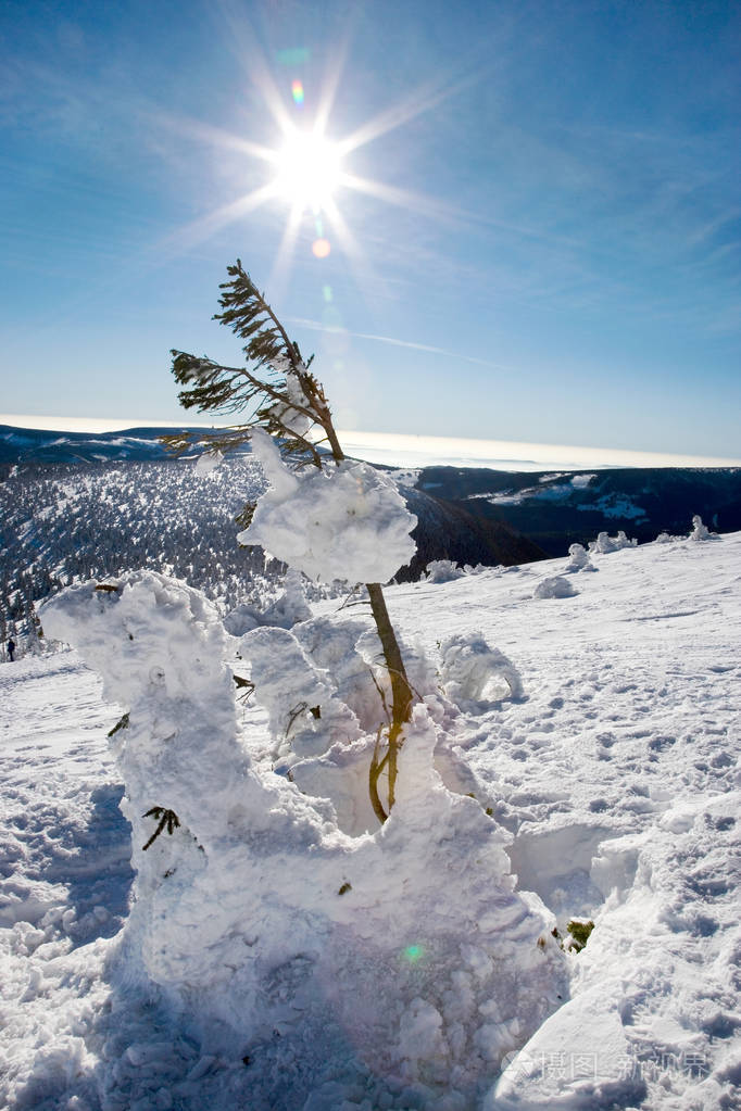 捷克共和国 雪冬乡村 斯奈兹卡山 Ruzovahorakrkonose 大山 照片 正版商用图片12xwh1 摄图新视界