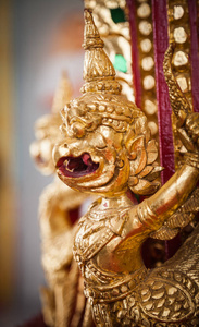 加鲁达是印度教和佛教神话中出现的一种大型鸟类,出现在印度教和佛教